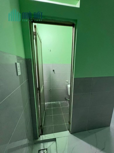 Phòng mới xây 100% phòng bếp và khách thông nhau, phòng lầu trên có hệ thông kín để gắn máy lạnh