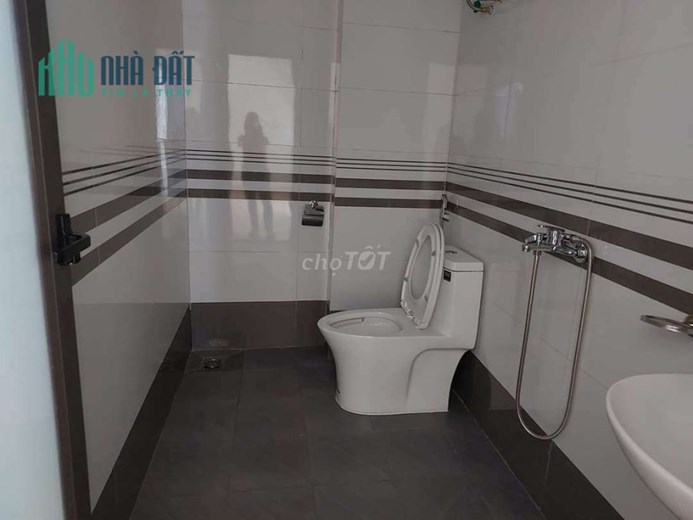 Chính chủ cho thuê phòng mặt phố Lạc Long Quân, Tây Hồ, Hà Nội.