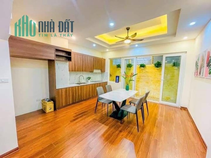 Hoa hậu! Nhà đẹp phố  Đỗ Đức Dục, 43m2,  gần trường, chợ, nhà thoáng sáng, rộng thông sàn, 4 tỷ 7