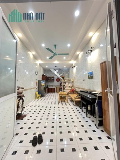 Bán nhà phố Xuân Thủy, dân xây chắc nịch đủ công năng 35m, MT 3.6m, 3.96 tỷ