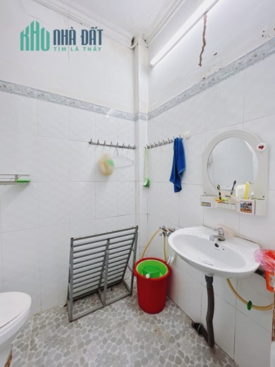 Bán nhà RẺ Hẻm rộng 3,3 m Diện tích sd 33 m
3 tấm có 1 tỷ hơn Đoàn Văn Bơ Q4