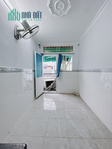 Bán nhà RẺ Hẻm rộng 3,3 m Diện tích sd 33 m
3 tấm có 1 tỷ hơn Đoàn Văn Bơ Q4