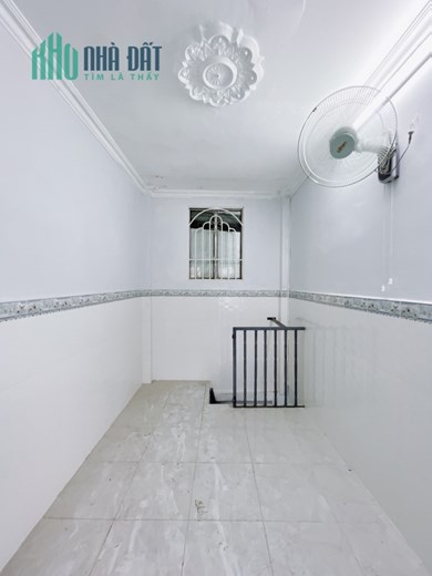 Bán nhà RẺ Hẻm rộng 3,3 m Diện tích sd 33 m
3 tấm có 1 tỷ hơn Đoàn Văn Bơ Q4