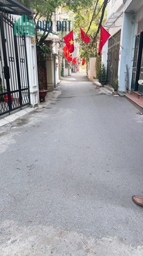 BÁN ĐẤT TẶNG NHÀ NGỌC LÂM, DT 65 M, 5 TỶ6, Ô TÔ VÀO NHÀ,KINH DOANH CHO THUÊ, GẦN PHỐ.