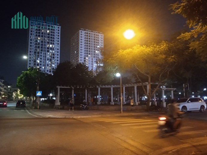 Mặt phố Ái Mộ, Bồ Đề, kinh doanh khủng, gần hồ, công viên, 63m, mặt tiền rộng: 9 m, 14 tỷ.