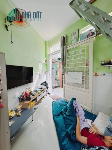 Bán nhà RẺ Đẹp Hoàng Diệu Q4 Đúc 3 tấm cách Q1 - 200 m 
có 1,8 tỷ hơn- 2 phòng ngũ 3 vwc