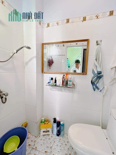 Bán nhà RẺ Đẹp Hoàng Diệu Q4 Đúc 3 tấm cách Q1 - 200 m 
có 1,8 tỷ hơn- 2 phòng ngũ 3 vwc