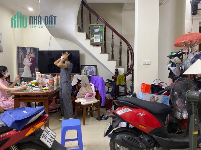 Bán nhà phố Nguyễn Khang, Cầu Giấy, 32m2, 4 tầng, 10m ra mặt phố, giá 4.5 tỷ