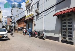 Bán nhà Đẹp Rẻ Q4 xe hơi ngũ trong nhà 
Ngang 5 x8m đúc 4tấm có 6 tỷ tí cách Q1-100m - Giảm 500