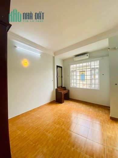 Bán nhà Đẹp Rẻ Q4 xe hơi ngũ trong nhà 
Ngang 5 x8m đúc 4tấm có 6 tỷ tí cách Q1-100m - Giảm 500
