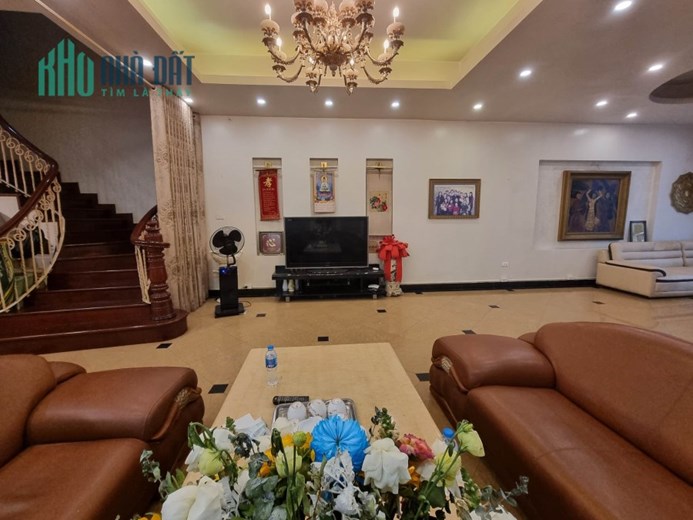 BÁN NHÀ Làng Quốc tế Thăng Long, Cầu Giấy, 205m2, oto, KD, 43 tỷ, yen1