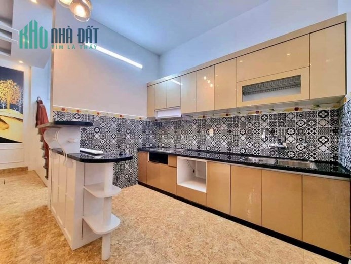 Chính chủ bán nhà mặt phố Giáp Bát 64m x 5 tầng, ô tô tránh, KD. 11.3 tỷ.