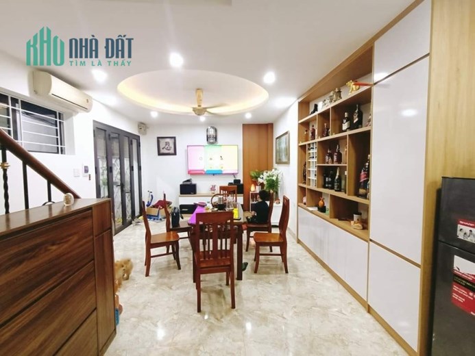 VÍP LUÔN. Nhà đẹp dân xây Phố Trần khát chân, Hai Bà Trưng, 30 m ra phố, 5 phút lên hồ Gươm. Dt