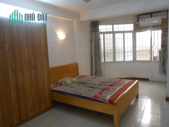 Tầng khép kín 26m2, chợ Hôm, sáng thoáng trước sau, ở ngay