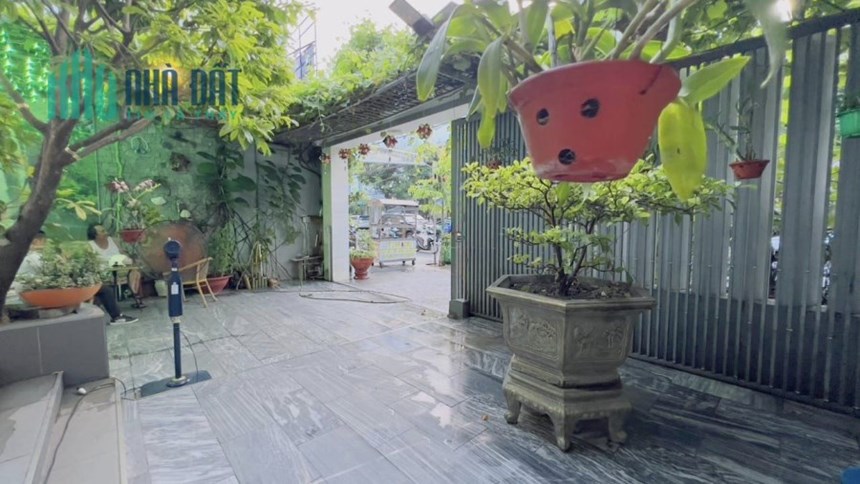 Hàng hiềm Biệt thự sân vườn 3 tầng mới cách biển 30m- view biển –toàn bộ nội thất Lh 0988677254