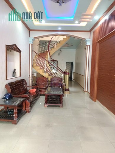 Bán nhà mặt đường số 135 Miếu Hai Xã, diện tích 94m 3 tầng, vị trí đẹp, GIÁ 7 tỉ