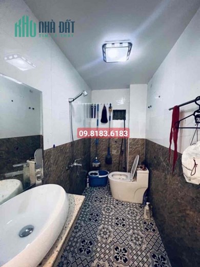 Bán nhà sân cổng riêng phố Lạch Tray, diện tích 76m 3 tầng, GIÁ 2.65 tỉ