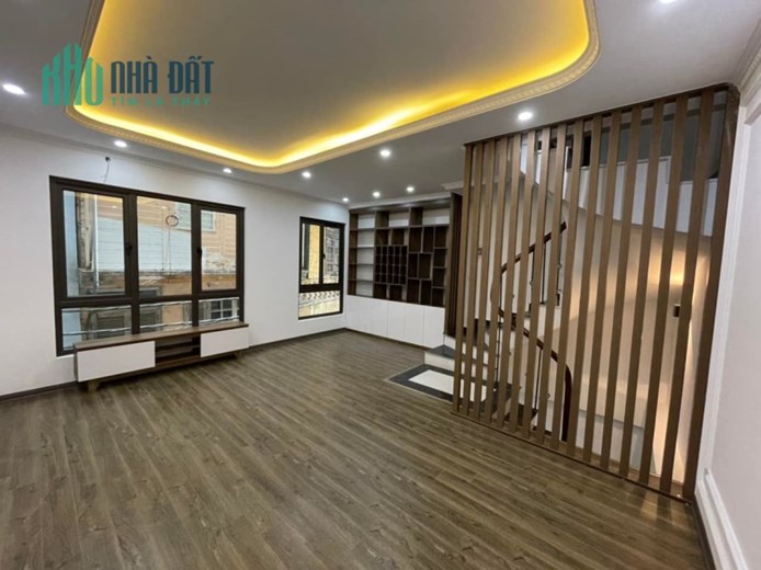 Cần Bán Nhà phố Chùa Láng KD ôtô đỗ cửa DT 50m2 6tầng MT 5,5m chỉ 5,5 tỷ LH 0975124520