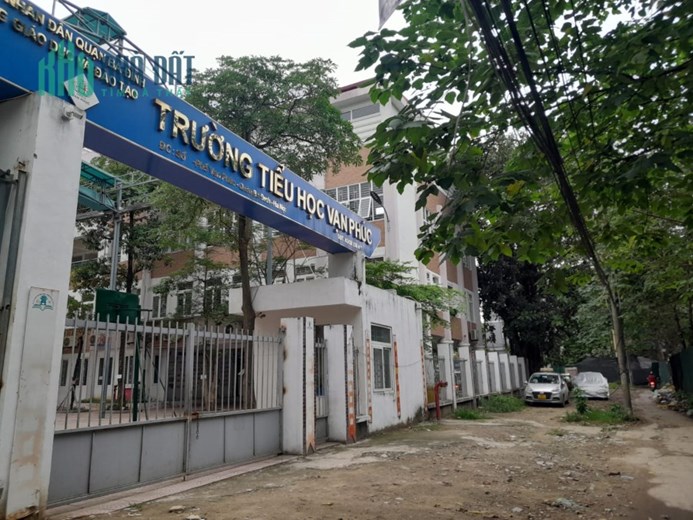 Bán nhà khu hàng xóm ĐSQ Thụy Điển  Ba Đình giá 7tỷ1 75m2  mặt tiền 5m.