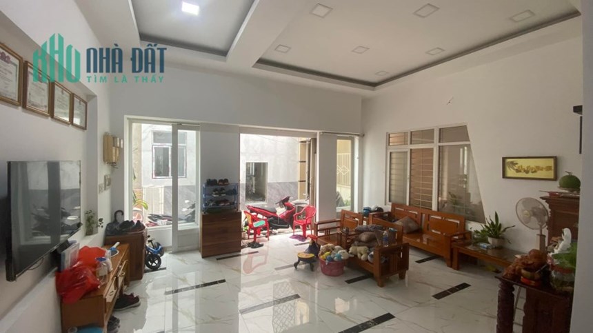 Nhà Lê Thị Riêng Q1, ngang 6m, gồm 73m2, 3 tầng, giá 16 tỷ
