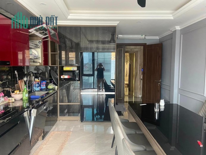 Bán Nhà Mặt Phố Giảng Võ DT 42m2 Kinh Doanh Sầm Uất Ngày Đêm Chỉ 12 tỷ Không Có Căn Thứ 2