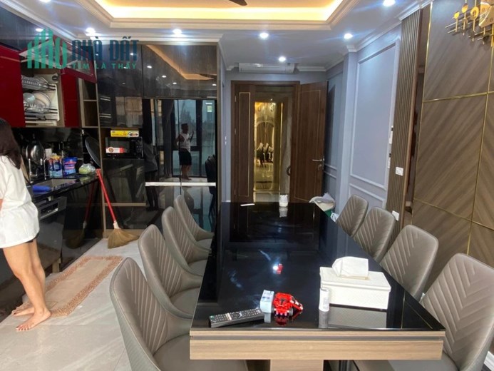 Bán Nhà Mặt Phố Giảng Võ DT 42m2 Kinh Doanh Sầm Uất Ngày Đêm Chỉ 12 tỷ Không Có Căn Thứ 2
