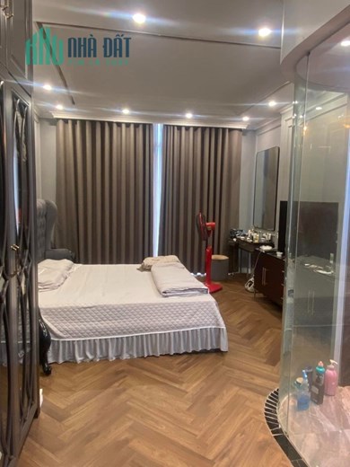 Bán Nhà Mặt Phố Giảng Võ DT 42m2 Kinh Doanh Sầm Uất Ngày Đêm Chỉ 12 tỷ Không Có Căn Thứ 2