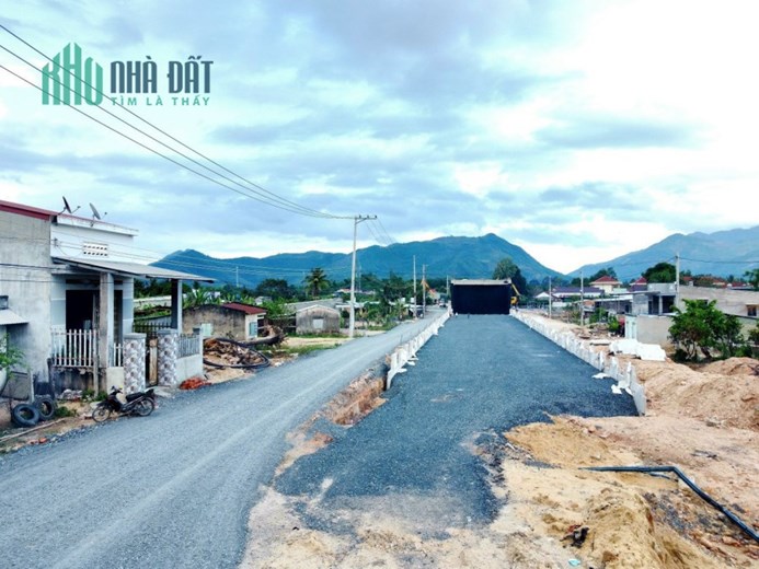 Bán đất thổ cư 100% đường 42m. Giá 850tr