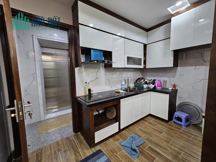 Bán Nhà Quận Thanh Xuân. Thang Máy. Oto 7 chỗ cất trong nhà. 46m x8 tầng. MT3,9m