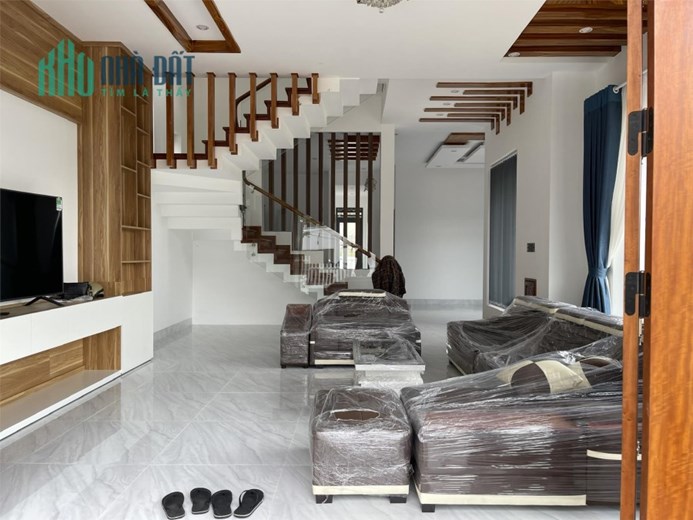 Bán biệt thự Đà Lạt, 260m2 - 13 tỷ, Trịnh Hoài Đức Phường 11, sổ riêng, có hồ cá, gara oto