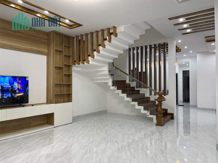 Bán biệt thự Đà Lạt, 260m2 - 13 tỷ, Trịnh Hoài Đức Phường 11, sổ riêng, có hồ cá, gara oto