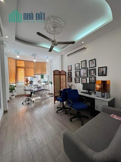 Bán ngôi nhà 61m2 phố Nghi Tàm, Tây Hồ 7 chỗ đỗ cửa Chủ tự xây 2 Ô tô tránh 10m 6.7 Tỷ