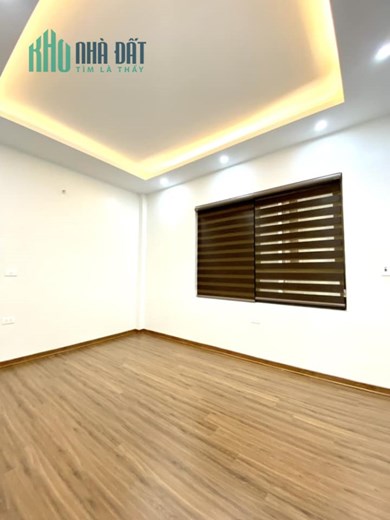 Bán ngôi nhà 61m2 phố Nghi Tàm, Tây Hồ 7 chỗ đỗ cửa Chủ tự xây 2 Ô tô tránh 10m 6.7 Tỷ