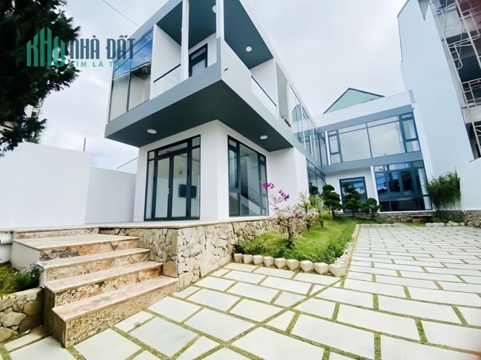Biệt thự 212m2, mặt tiền Tô Vĩnh Diện, P7, Đà Lạt, 15.5 tỷ, sổ riêng, view đẹp, sân vườn