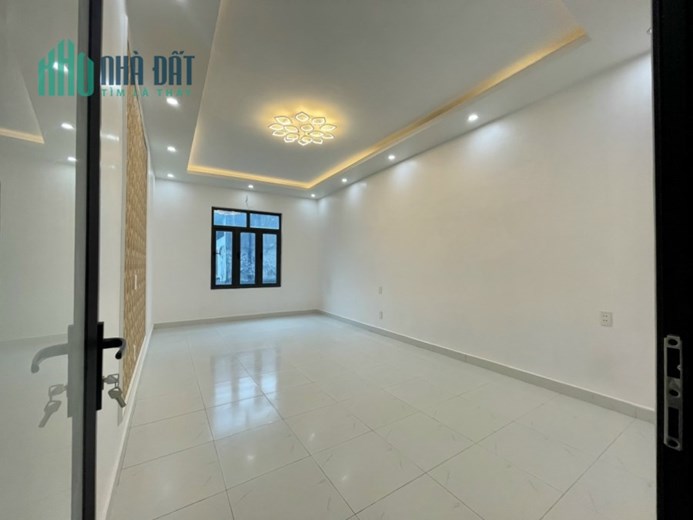 Bán nhà 3.5 tầng ngõ 98 Đình Đông, 3 ngủ, GIÁ 2.35 tỉ ngõ nông, sân cổng riêng