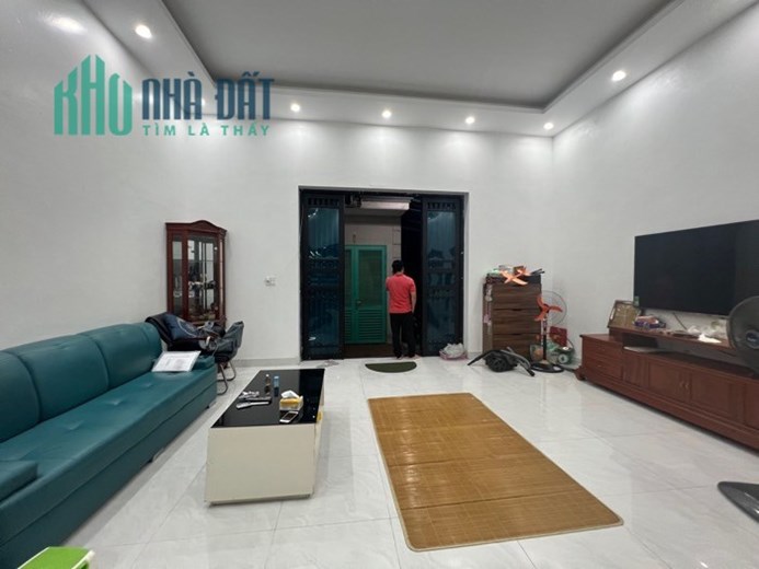 Chỉ nhĩnh 2 tỷ nhà Thạch Bàn, 47m2, 2T, MT 6 m, ô tô đổ cửa.