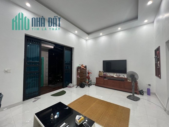 Chỉ nhĩnh 2 tỷ nhà Thạch Bàn, 47m2, 2T, MT 6 m, ô tô đổ cửa.