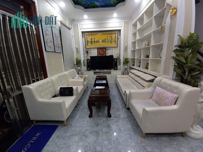 Nhà gần Vincom, hẻm 3m thông, xây BTCT.