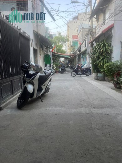 Nhà cũ tiện xây mới - hẻm rộng 4m sạch sẻ ngay chợ Bùi Văn Ba - Quận 7 . 80m2 giá 4,3 tỷ .