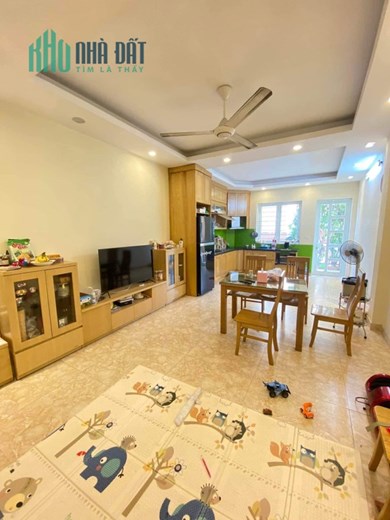 Bán nhà Hoàng Quốc Việt, ô tô vào nhà, 4 Tầng, 4 ngủ, 97m, 13 TỶ.