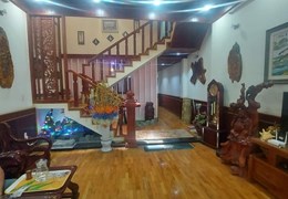 Nhà 3 tầng đẹp lộng lẫy, ốp toàn gỗ Lào, đường 10,5m, gần chợ, trường học các cấp, UBND phường,