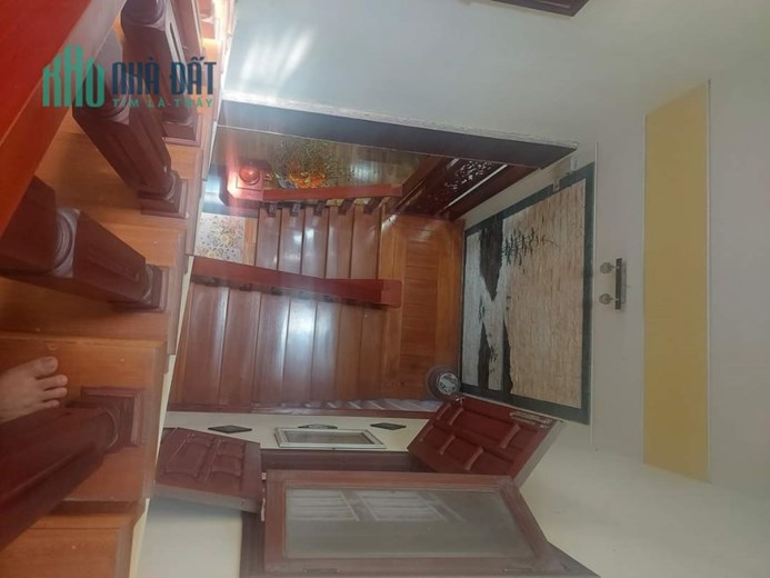 Nhà 3 tầng đẹp lộng lẫy, ốp toàn gỗ Lào, đường 10,5m, gần chợ, trường học các cấp, UBND phường,