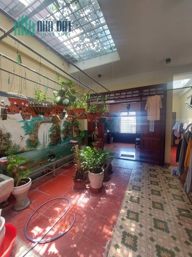 Nhà 3 tầng đẹp lộng lẫy, ốp toàn gỗ Lào, đường 10,5m, gần chợ, trường học các cấp, UBND phường,