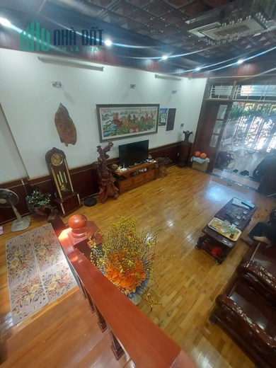Nhà 3 tầng đẹp lộng lẫy, ốp toàn gỗ Lào, đường 10,5m, gần chợ, trường học các cấp, UBND phường,