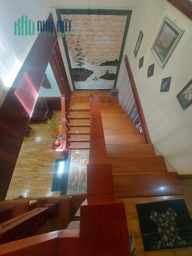 Nhà 3 tầng đẹp lộng lẫy, ốp toàn gỗ Lào, đường 10,5m, gần chợ, trường học các cấp, UBND phường,