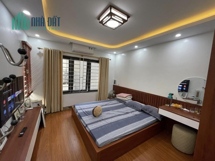 Nhà riêng ô tô đỗ cổng nội thất VIP Lĩnh Nam 36Mx5T mt 4m giá 2.7 tỷ