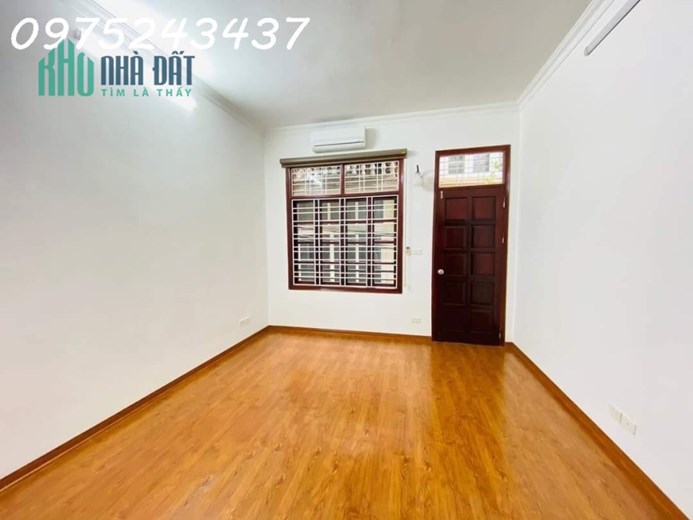 Cần bán gấp nhà mặt ngõ oto thông, cách mặt phố Nguyễn Lương Bằng, Tây Sơn chỉ khoảng cách ngắn.