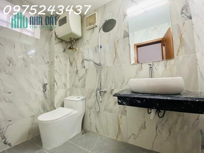 Cần bán gấp nhà mặt ngõ oto thông, cách mặt phố Nguyễn Lương Bằng, Tây Sơn chỉ khoảng cách ngắn.
