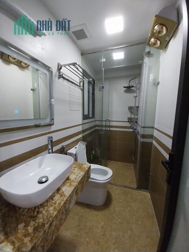 Bán tòa nhà CCMN Lạc Long Quân 125m2, 10 tầng, MT 9m dòng tiền 3 tỷ/ năm