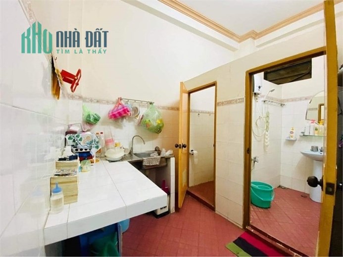 BÁN NHÀ CMT8 Q 3 NGANG 4 M DÀI 18 M ĐỐI DIỆN CHỢ HÒA HƯNG 3 TẦNG